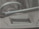【ヘッドアップディスプレイ】現在の車速表示や目的地へのルート案内やメディア関連のリストを表示する事が可能です。視線移動を減らす事によりドライブに集中して頂けます。