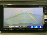 【バックカメラ】運転が苦手な方も車庫入れラクラクです!ギアをリバースに入れれば自動的に切り換わりますので、面倒な操作は不要です♪狭い駐車場もお車を傷つけず安心ですね!