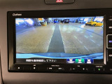 【バックカメラ】運転が苦手な方も車庫入れラクラクです!ギアをリバースに入れれば自動的に切り換わりますので、面倒な操作は不要です♪狭い駐車場もお車を傷つけず安心ですね!