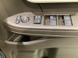ハンドルの右側に電動格納付きパワーミラーの操作スイッチがついています。左右のサイドミラーの角度調節も微調整ができて便利です。パワーウインドウは運転席でドア4枚とも上下の操作ができるようになっています。