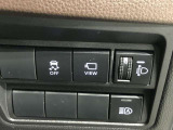 全周囲の画像が表示されます。 運転席から見づらい個所なども、上空から見たような映像で確認できます。  映像の切替もでき、大変便利な機能です。