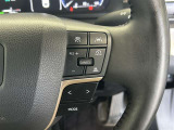 前方の車との車間を設定し、スピードを上げたり緩めたりを自動で行ってくれる追尾式の「レーダークルーズ」。上級装備の一つです!高級車にしかつかない嬉しい機能です。
