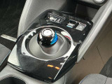 電気自動車ならではの、スタイリッシュなシフトノブ周りがカッコイイ!