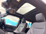 【サンルーフ】開放感たっぷりの希少装備、サンルーフが装着されています!車内に明かりを取り入れたり景色を楽しむ以外にも、車内の空気も簡単に換気できて快適です!