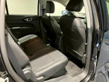 【リアシート】屋根までの高さがある車のため、大人の方でも圧迫感が少なく乗車出来ます。足元は広く取られているため、ゆったりとお乗り頂けます。