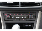 【エアコン】2ゾーンフルオートエアコンディショナー(運転席助手席)になっております。暑がりの方と寒がりの方が同席しても大丈夫です。