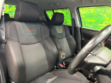 運転席まわりには十分なスペースがあり、大柄な方でもゆったり運転していただける環境です。