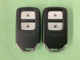 スマートキーを装備しています。鍵を差し込むことなくドアロックの開け閉めと、スタートボタン操作でのエンジンスタートができます。スペアキーも同じものを用意しております。