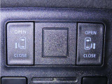 両側電動スライドドアを装備しております。