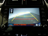 バックガイドモニター付き。車両後方の映像をナビ画面に表示し、駐車などの後退操作をサポートします。