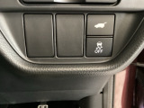 ハンドルの右側にHondaセンシング用のVSA解除スイッチとパワーテールゲートスイッチがついています。パワーテールゲートスイッチは車内からでもテールゲートの開け閉めを電動でできます。