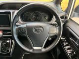 インテリアに合わせたデザインのステアリングは、運転される方のことも考え、運転しやすい形状、大きさです。是非一度、実際に触ってお確かめください。
