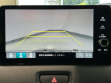 【バックカメラ】運転が苦手な方も車庫入れラクラクです!ギアをリバースに入れれば自動的に切り換わりますので、面倒な操作は不要です♪狭い駐車場もお車を傷つけず安心ですね!