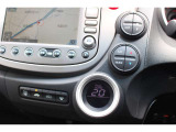 フルオートエアコンを装備しております。車内の温度設定だけでなくPM2.5にも対応した高性能集塵フィルターも装備しており車内はいつも快適空間です。