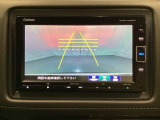 バックでの車庫入れも安心です!リアカメラが付いているバックモニター付のナビを装備しております。操作線もついており距離感も画面から確認できます。