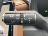 【オートワイパー(AUTO)】雨が降り出した時に、雨滴検出用センサー(レインセンサー)が雨滴を感知すると、自動でワイパーが動作します。