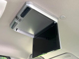 【フリップダウンモニター】大画面モニターで後席でもエンタメをお楽しみいただけます。小さなお子様にも大人気の装備です♪