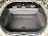 トランク収納スペースをご確認ください。荷物の積み下ろしがしやすい広さを確保しており、日常使いからレジャーまで幅広く活用できます。