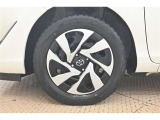 【ホイールカバー】純正なので車に似合うデザインになっていますね。スタッドレスタイヤもご相談下さい。