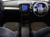 コンパクトなXC40でも上級車種と同様に、縦長式の大型タッチパネルを主体としたインテリア スマートフォン感覚でナビゲーションやオーディオなどを操作できます