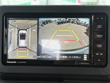 【パノラマモニター】クルマを真上から見下ろした視点で駐車をサポートします!死角からの障害物にいち早く気が付くことができます。