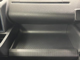 助手席側のインパネトレイは大きくてボックスティッシュも置けます!