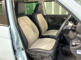 乗降がしやすい運転席。高さが調節できて小柄な方でも運転しやすいポジションをとることができます。