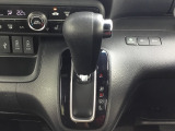 CVT車のセレクトレバーです。低速から高速まで、変速ショックのないスムーズな走りを実現するとともに、エンジン効率のよい領域を維持することで燃費にも貢献します。