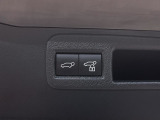 パワーバックドアです。荷物を持っていても、ボタンを押すだけで簡単に開閉ができます。