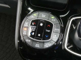 【オートエアコン】車内温度を感知して自動で温度調整をしてくれるのでいつでも快適な車内空間を創り上げます!どの席に座っても快適なドライブが楽しめます♪