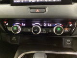 オートエアコンがついてます。左右独立で温度設定のできるデュアルオートエアコンです。パネル内のシートヒータースイッチは前席の左右別々に温度設定ができます。