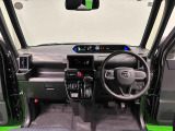 360&deg;UV&IRカット機能ガラス採用。見易い計器類と運転し易いレイアウトのドライビングポジションは、極細Aピラーの採用で視角も少なく前方&左右の見切りが良く安心して運転できます。