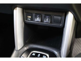 データ転送/給電用のUSBが装備されています。車内にあると便利なアイテムのひとつですね! 充電中のスマホなどの置き場に便利なトレイも備えています。