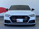 Audiの象徴であるシングルフレームグリルをよりワイドで低くシャープなデザインとすることでワイド&ローのフォルムを協調しています。