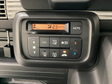 セレクトレバーの左上にオートエアコンがついてますので、お好みの温度をセットするだけで風の強さや風量を自動で調整します。スイッチやダイヤルも簡単操作で快適に過ごせます。