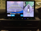 マルチビューカメラシステム搭載車です。お車の周囲を全方位でカバーします。後方・前方・両脇と、コンディションが悪い視界でもカラーモニターに映し出した映像がドライバーをサポートします。