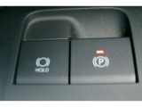 「P」ポジションに入れると自動で作動。「HOLD」スイッチを押し、システムONの状態にしておくことで、渋滞や信号待ちなどでブレーキを踏んで停車したときにブレーキを保持。アクセルを踏むと解除。