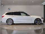 ☆BMWの前後重量配分50:50はエンジン自体をフロントタイヤよりも後ろにずらし、通常はエンジンルーム内に搭載される重量物であるバッテリーをトランクに移動させるなどして実現されています☆
