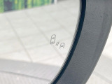 【ブラインドスポットモニター】走行中、ドアミラーの死角になりやすい箇所に後続車が接近するとサイドミラー付近に警告を表示、ドライバーに注意喚起をしてくれます。