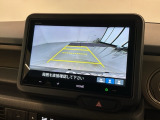 リバースギアに入れるだけで後方の表示へ切り替わります。夜間や雨の日の駐車も楽になりますよ。