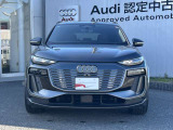 シングルフレームグリルはAudiの象徴的なデザイン要素であり、一目でAudiとわかるスタイル、大きくて迫力のある形状が車のスポーティな印象を強調しており、魅力的なデザインとなっています。