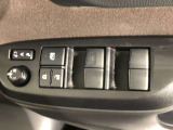 パワーウィンドウのスイッチです。 運転席にいながら助手席や後席の窓を開け閉めできるので、大変便利です。
