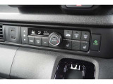 【シートヒーター】エアコンに比べて暖まるスピードが速いので冬でも快適に過ごせます!冷え症で悩まれている方にも◎また、エアコンに比べて車内の空気が乾燥しにくいのも、嬉しいポイントです♪