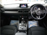 運転にかかわる様々な操作を安全に行えるように視点移動が少なく、操作性に配慮されたスイッチ類が凝縮されたコクピットです。