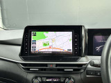 日産オリジナルナビゲーション(MJ120D-L)装着車♪インパネにマッチするデザインに加え、9インチの大画面なので地図が大きく見え、操作性を高めます☆