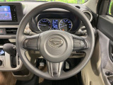インテリアに合わせたデザインのステアリングは、運転される方のことも考え、運転しやすい形状、大きさです。是非一度、実際に触ってお確かめください。