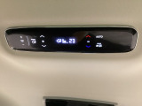 ルーフ中央にエアコン操作パネルがついていますので、2列目・3列目にお乗りの方も快適に過ごせます。