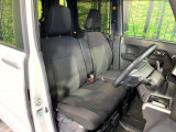 運転席まわりには十分なスペースがあり、大柄な方でもゆったり運転していただける環境です。