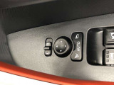 電動格納式ドアミラー付き。 狭い駐車場へ停めた時に、ボタン1つで左右のミラーをたたむ事ができます。