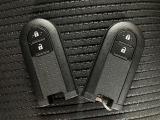 スマートキーを装備しています☆カギをカバンやポケットに入れて頂いた状態でドアロックの開閉やエンジンスタートをして頂けますよ!とても便利な装備です!